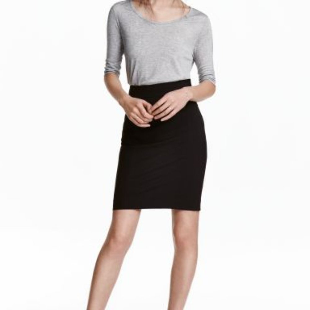 H&M Woman's Black Pencil Skirt Back Zip with Pockets Sz 4 Like NEW